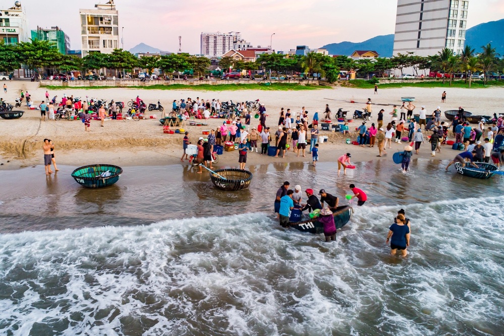 Đón bình minh trên bãi biển Mân Thái, trải nghiệm tham gia kéo lưới với ngư dân - Ảnh 8.