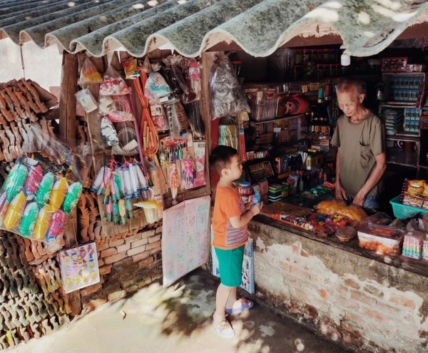 Tiệm tạp hóa 30 năm bán cả tuổi thơ giữa Thái Binh, lưu giữ kỷ niệm của biết bao thế hệ - Ảnh 3.