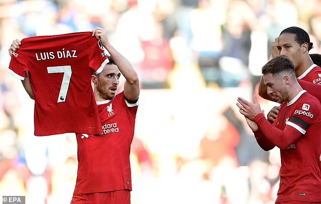 Lý do cảm động đằng sau màn giơ áo ăn mừng của sao Liverpool - Ảnh 3.