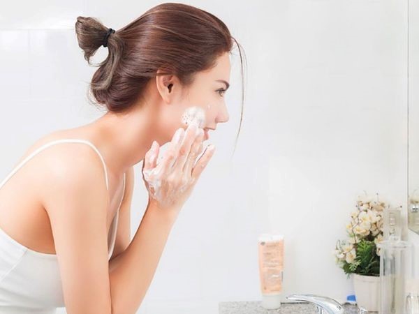 Mách nhỏ bạn 5 cách để mụn đầu đen tránh xa - Ảnh 1.
