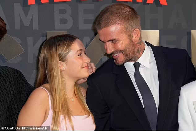 Cách David Beckham hôn con gái Harper gây phản ứng dữ dội - Ảnh 3.