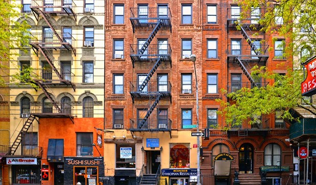 Cầu thang thoát hiểm ngoài trời – Quy định 'sống còn' của các tòa nhà chung cư ở New York (Mỹ) - Ảnh 1.