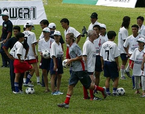 Siêu sao David Beckham lần đầu tới Việt Nam đã gây sốt, ngồi xe mui trần thực hiện tuyệt kỹ khiến fan nữ mê mẩn - Ảnh 6.