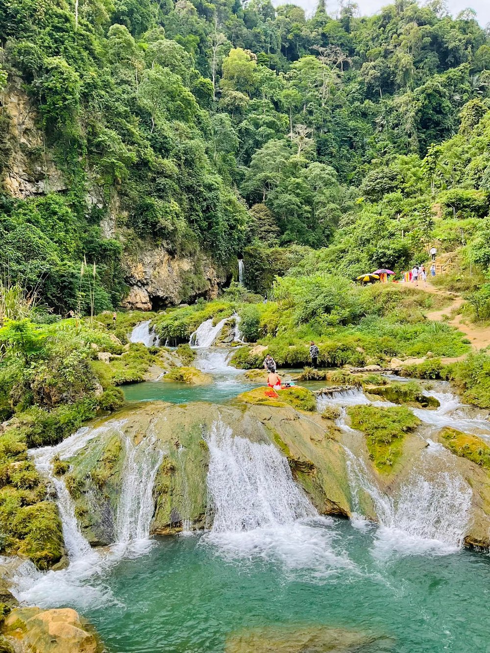 Bỏ phố hiện đại, nhiều bạn trẻ chọn du lịch &quot;thiếu điện&quot; để gắn kết tình cảm - Ảnh 1.