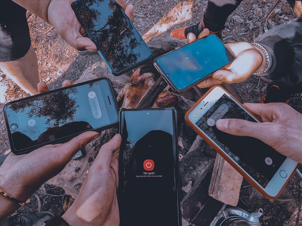 Bỏ phố hiện đại, nhiều bạn trẻ chọn du lịch &quot;thiếu điện&quot; để gắn kết tình cảm - Ảnh 5.