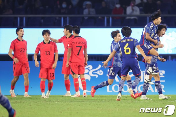 Thủng lưới ngay phút thứ 2, Olympic Hàn Quốc ngược dòng kịch tính trước Nhật Bản để lập kỷ lục giành HCV tại ASIAD - Ảnh 2.