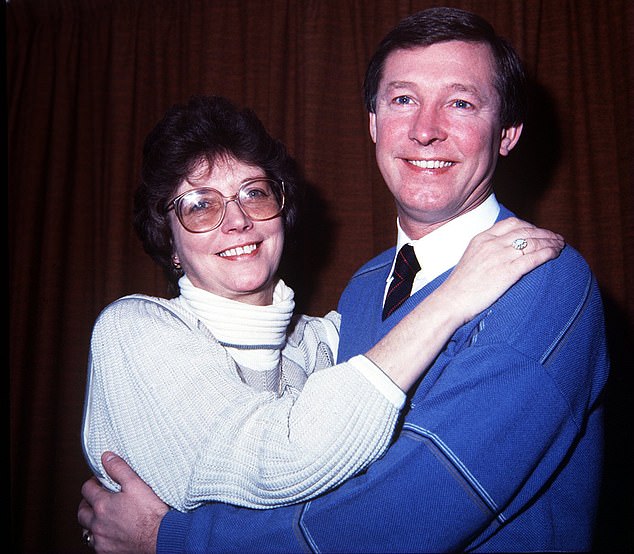 Chân dùng bà Cathy Ferguson- người vợ vừa qua đời ở tuổi 84 của Sir Alex - Ảnh 3.