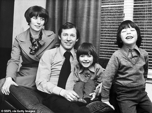 Chân dùng bà Cathy Ferguson- người vợ vừa qua đời ở tuổi 84 của Sir Alex - Ảnh 6.