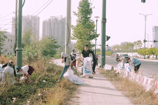 Chàng trai đạp xe gom rác xuyên Việt, không ngại khó ngại khổ vì môi trường xanh sạch - Ảnh 3.