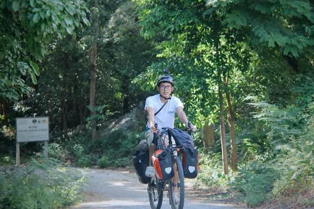 Chàng trai đạp xe gom rác xuyên Việt, không ngại khó ngại khổ vì môi trường xanh sạch - Ảnh 2.