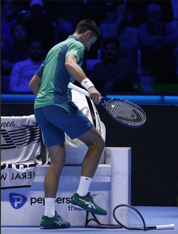 Djokovic thắng vất vả ở ATP Finals, đập gãy 2 cây vợt