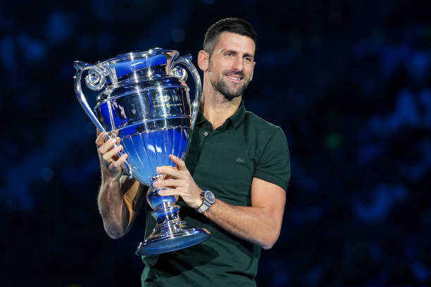 Djokovic nhận Cúp vô địch dành cho tay vợt kết thúc năm ở vị trí số một thế giới