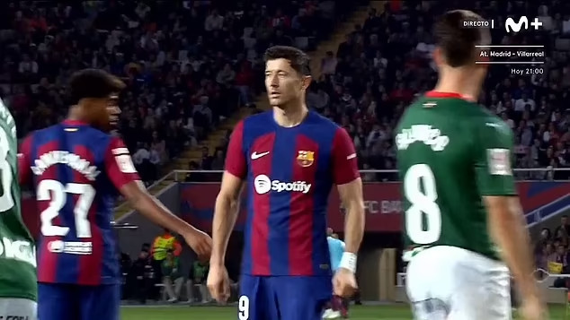 Lewandowski trả lời về hành động phớt lờ thần đồng Barcelona - Ảnh 3.