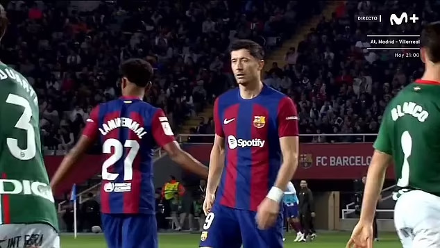 Lewandowski trả lời về hành động phớt lờ thần đồng Barcelona - Ảnh 4.