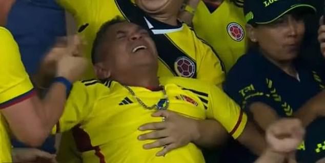 Cha Diaz 'khóc ngất' trong ngày con trai lập cú đúp giúp Colombia đánh bại Brazil - Ảnh 3.