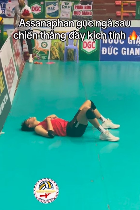 Ngoại binh Thái Lan gục xuống sàn sau khi giúp đội bóng chuyền Việt Nam thắng kịch tính trước nhà vô địch - Ảnh 2.