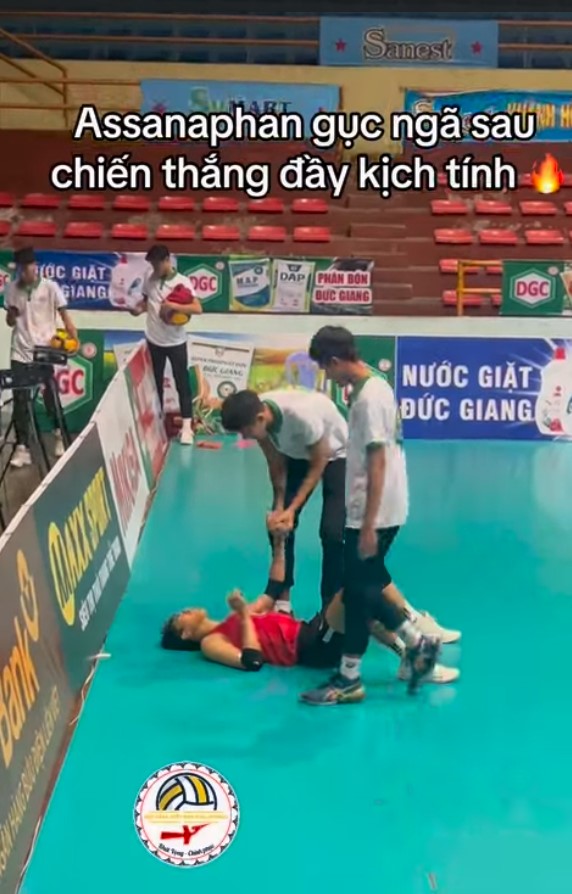 Ngoại binh Thái Lan gục xuống sàn sau khi giúp đội bóng chuyền Việt Nam thắng kịch tính trước nhà vô địch - Ảnh 3.