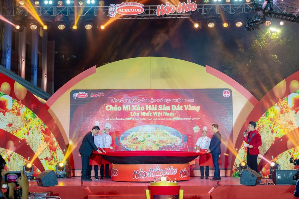 Hảo Hảo xác lập kỷ lục “Chảo mì xào hải sản dát vàng lớn nhất Việt Nam” - Ảnh 1.