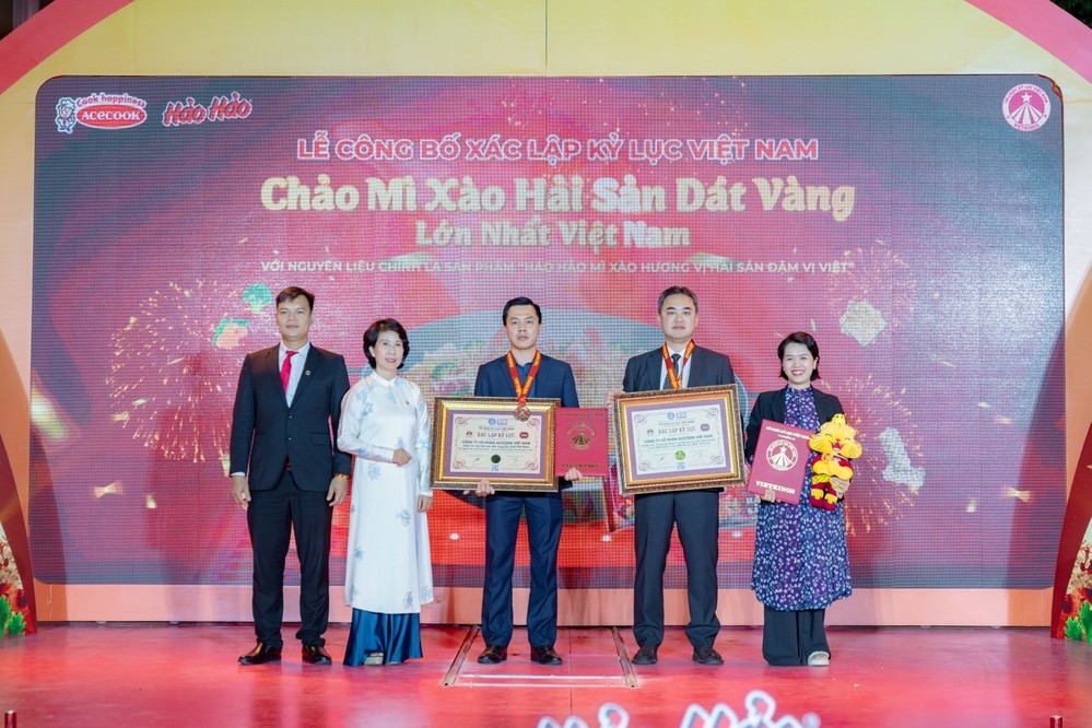 Hảo Hảo xác lập kỷ lục “Chảo mì xào hải sản dát vàng lớn nhất Việt Nam” - Ảnh 3.
