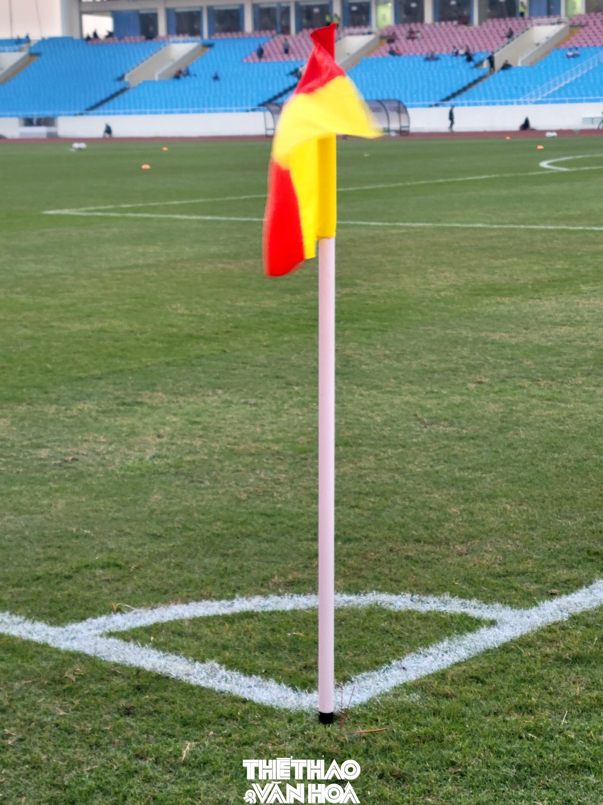 Sân Mỹ Đình có 'dấu ấn' lạ ở cột cờ góc trước trận ĐT Việt Nam vs Iraq - Ảnh 2.