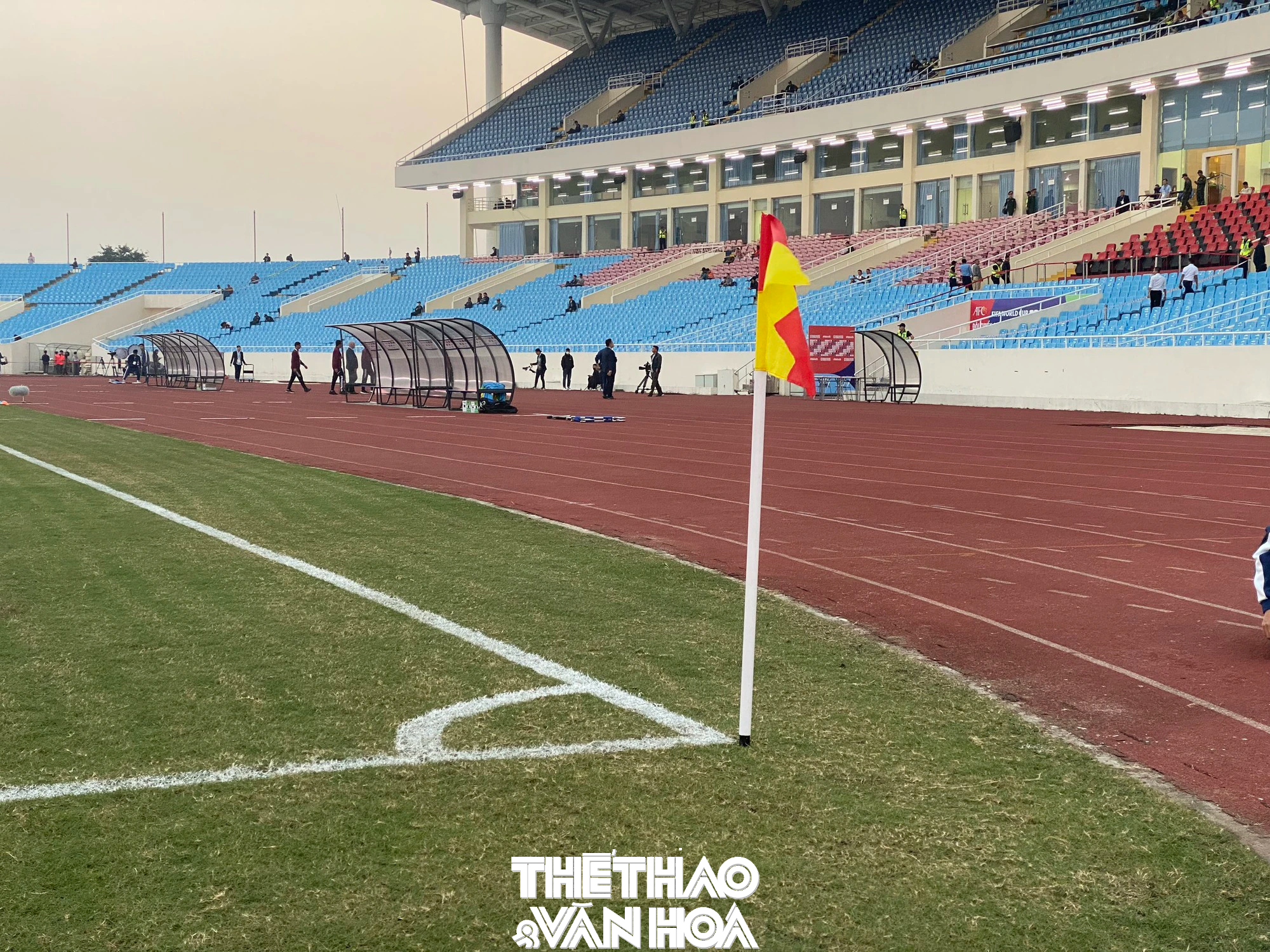 Sân Mỹ Đình có 'dấu ấn' lạ ở cột cờ góc trước trận ĐT Việt Nam vs Iraq - Ảnh 4.