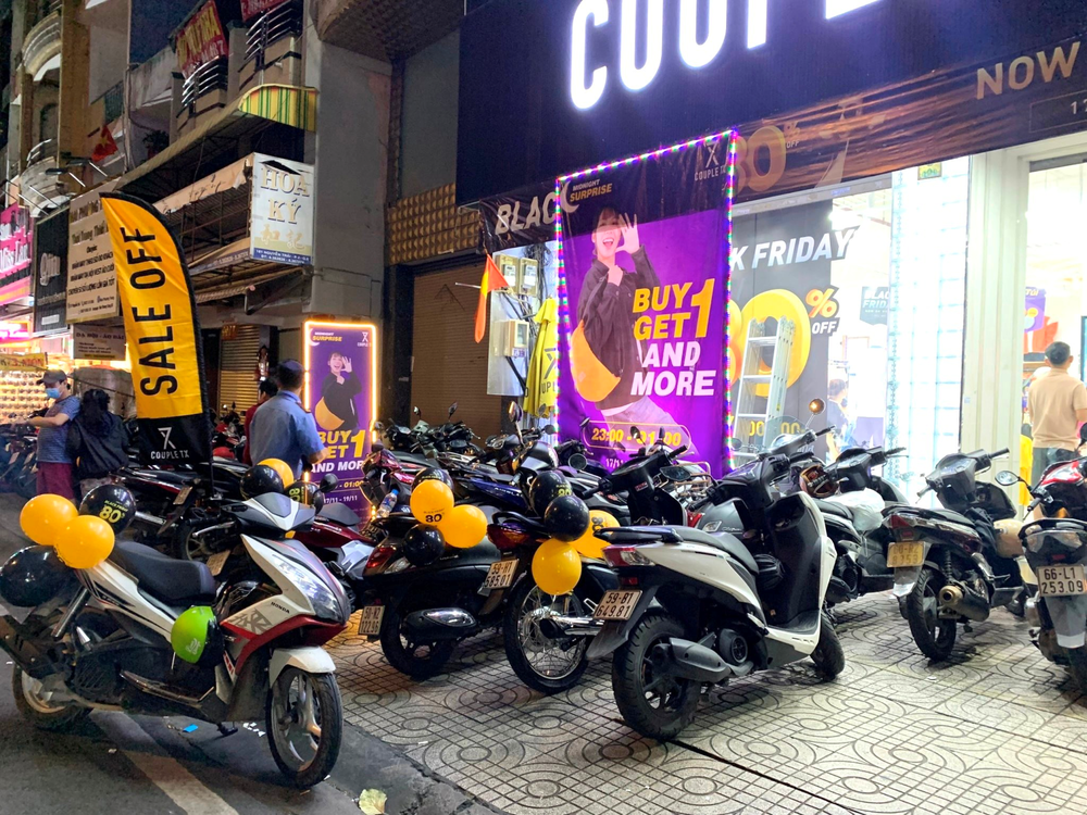 Giới trẻ Sài Gòn thức khuya, quyết tâm săn sale “khủng” - Ảnh 1.