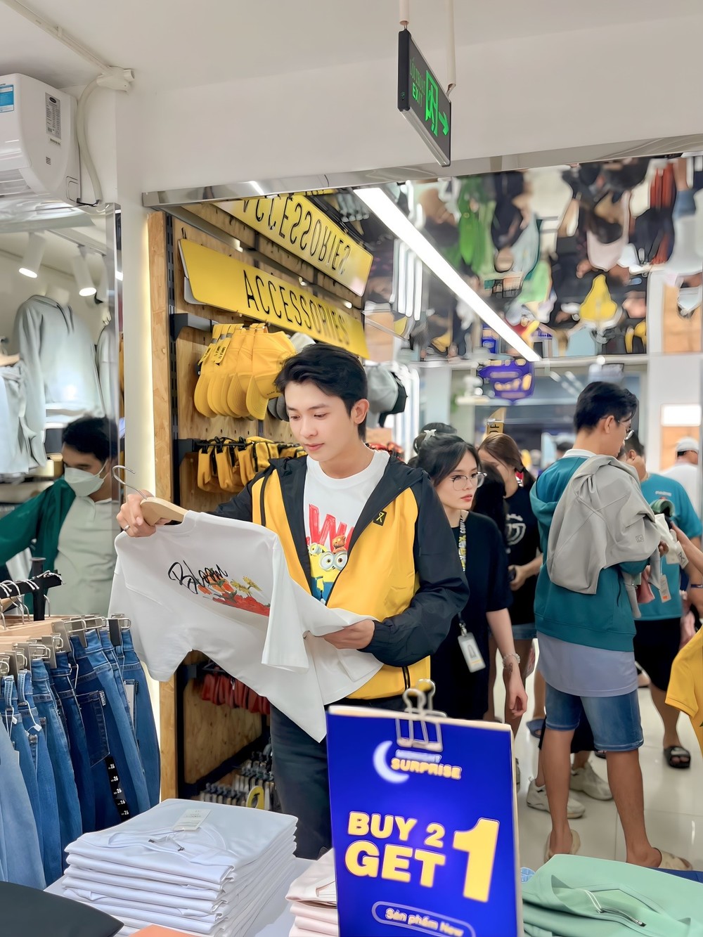 Giới trẻ Sài Gòn thức khuya, quyết tâm săn sale “khủng” - Ảnh 2.