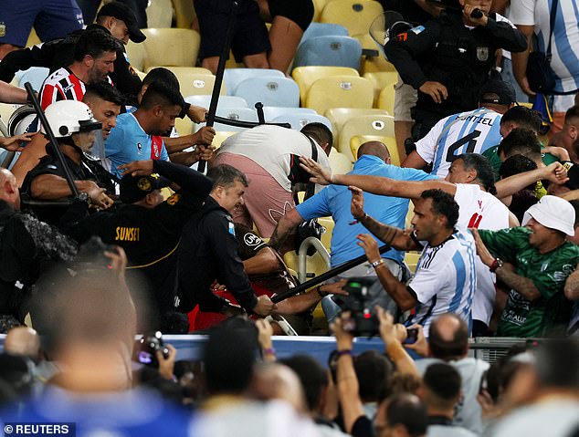 Toàn cảnh vụ CĐV đánh nhau bạo loạn trên khán đài, khiến trận Brazil- Argentina bị hoãn gần 30 phút - Ảnh 2.