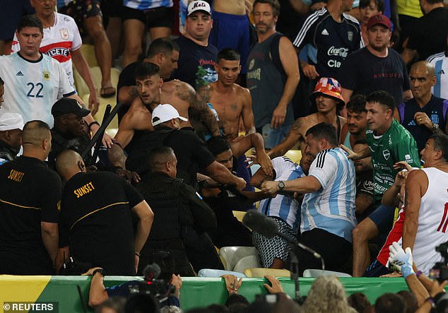 Toàn cảnh vụ CĐV đánh nhau bạo loạn trên khán đài, khiến trận Brazil- Argentina bị hoãn gần 30 phút - Ảnh 3.