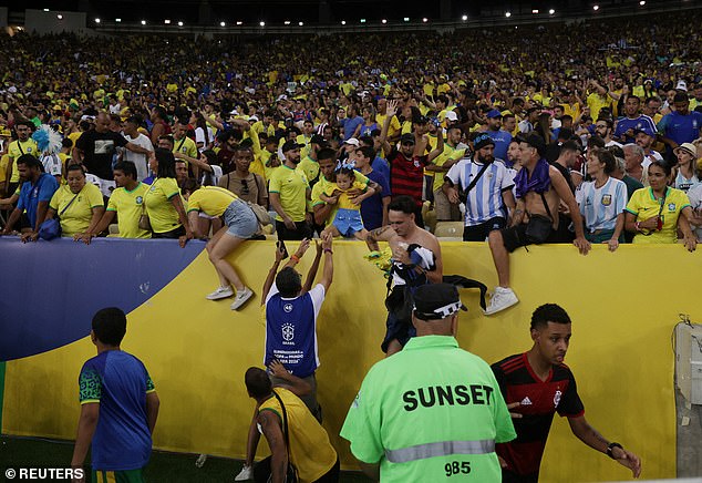 Toàn cảnh vụ CĐV đánh nhau trên khán đài, khiến trận Brazil vs Argentina bị  hoãn gần 30 phút