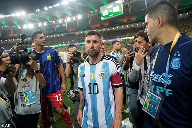 Messi đáp trả gay gắt khi bị Rodrygo chê là kẻ hèn nhát - Ảnh 10.