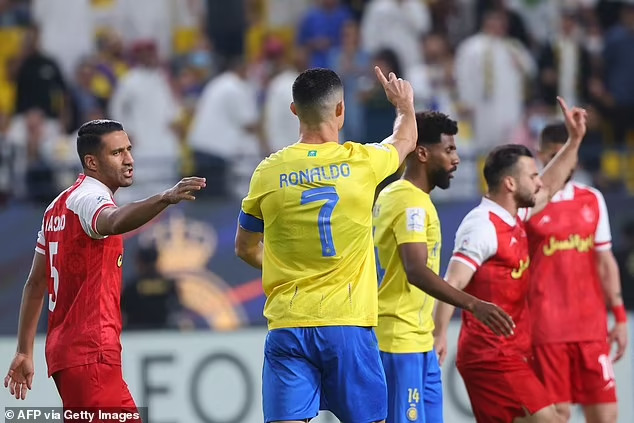 Ronaldo bất ngờ yêu cầu trọng tài hủy penalty cho Al Nassr tại AFC - Ảnh 3.