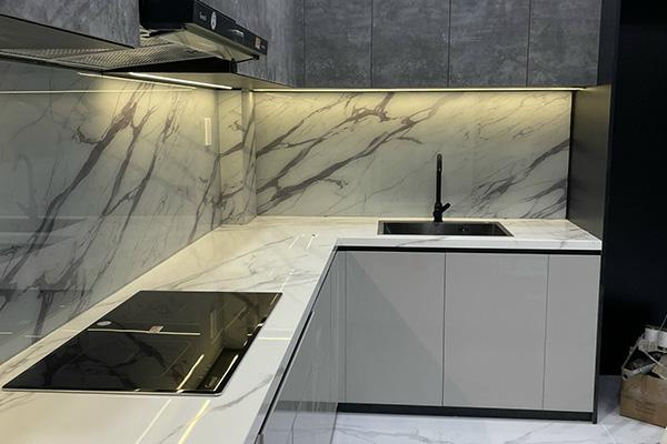 Kính ốp bếp: Giải pháp tối ưu cho căn bếp hiện đại trở nên ấm cúng và tiện nghi hơn - Ảnh 3.