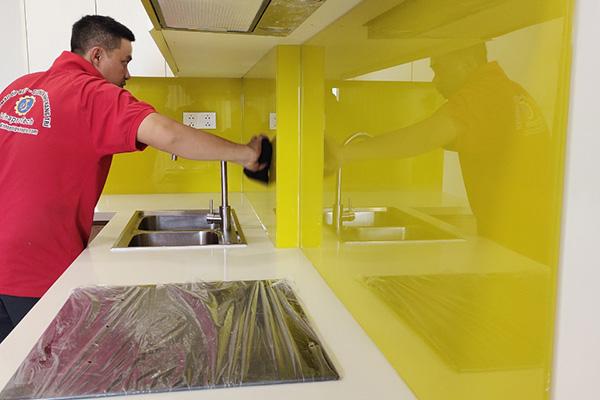 Kính ốp bếp: Giải pháp tối ưu cho căn bếp hiện đại trở nên ấm cúng và tiện nghi hơn - Ảnh 4.