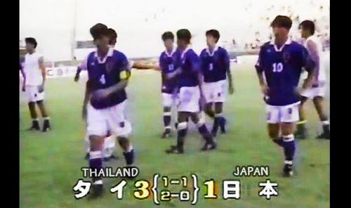 Kiatisuk nhảy santo sau khi ghi bàn, giúp ĐT Thái Lan giành chiến thắng lịch sử trước Nhật Bản và Hàn Quốc  - Ảnh 3.