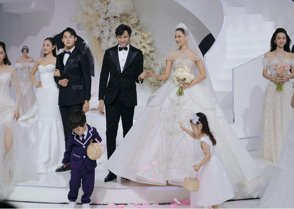 NTK Kim Anh Lê tái hiện chuyện từ tình yêu đến hôn nhân lên sàn runway - Ảnh 11.