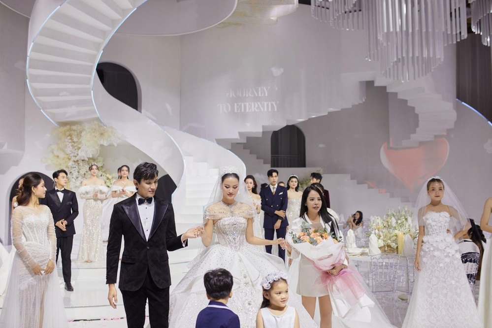 NTK Kim Anh Lê tái hiện chuyện từ tình yêu đến hôn nhân lên sàn runway - Ảnh 1.