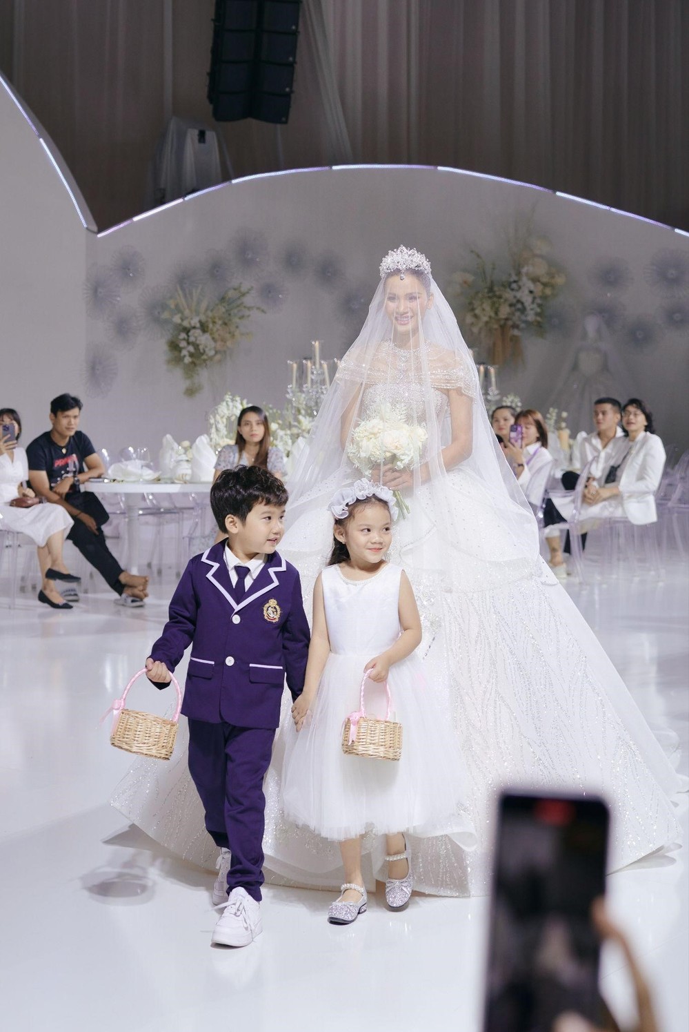 NTK Kim Anh Lê tái hiện chuyện từ tình yêu đến hôn nhân lên sàn runway - Ảnh 8.