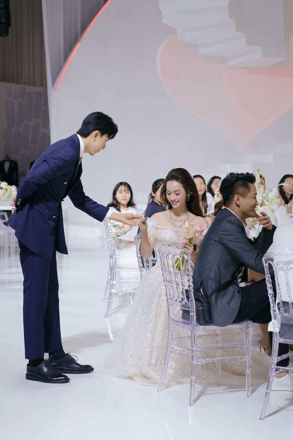NTK Kim Anh Lê tái hiện chuyện từ tình yêu đến hôn nhân lên sàn runway - Ảnh 2.