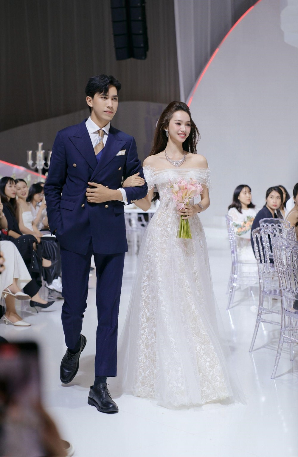 NTK Kim Anh Lê tái hiện chuyện từ tình yêu đến hôn nhân lên sàn runway - Ảnh 3.