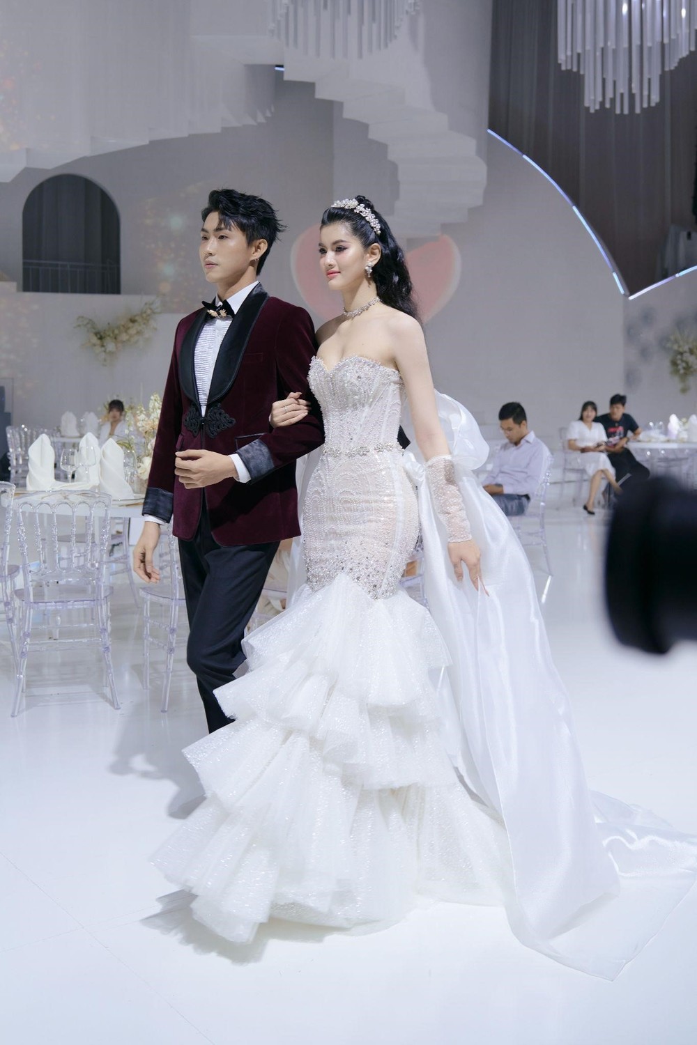 NTK Kim Anh Lê tái hiện chuyện từ tình yêu đến hôn nhân lên sàn runway - Ảnh 5.