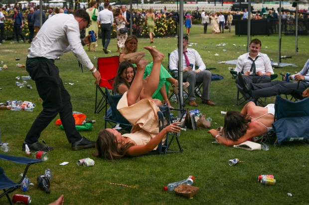 Cảnh tượng người say xỉn, nằm vật trên đường đua ở sự kiện thể thao hoành tráng bậc nhất Australia - Ảnh 2.