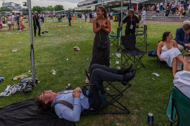 Cảnh tượng người say xỉn, nằm vật trên đường đua ở sự kiện thể thao hoành tráng bậc nhất Australia - Ảnh 4.