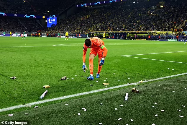CĐV Dortmund ném tiền và vàng giả xuống sân phản đối UEFA - Ảnh 2.