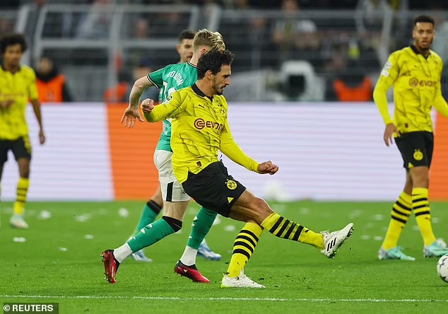 CĐV Dortmund ném tiền và vàng giả xuống sân phản đối UEFA - Ảnh 4.