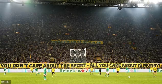 CĐV Dortmund ném tiền và vàng giả xuống sân phản đối UEFA - Ảnh 5.