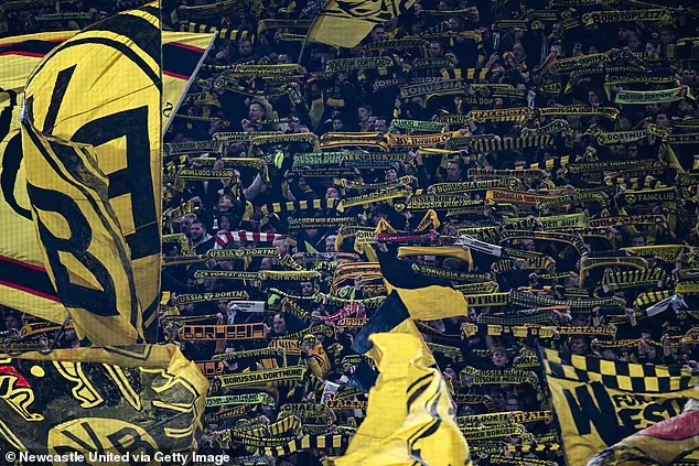 CĐV Dortmund ném tiền và vàng giả xuống sân phản đối UEFA - Ảnh 6.