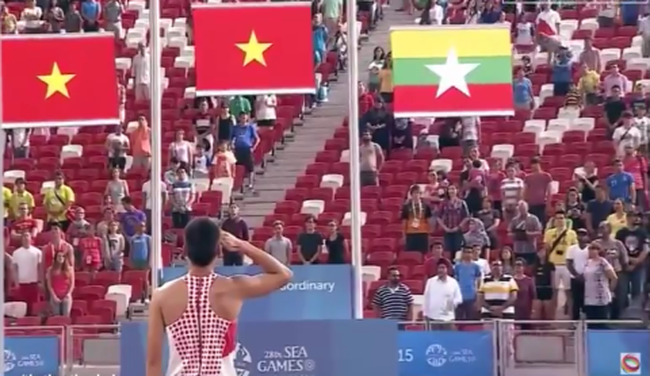 Nghe thấy Quốc ca vang lên, VĐV Việt Nam thực hiện màn chào cờ dù đang thi đấu, khiến khán giả ở quê nhà xúc động - Ảnh 2.