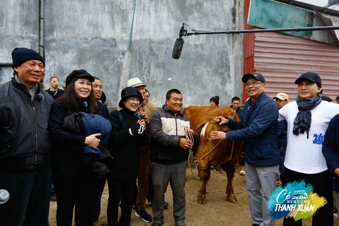 'Có hẹn với thanh xuân': MC Lại Văn Sâm nhận thử thách đi bán bò ở Mèo Vạc - Ảnh 3.