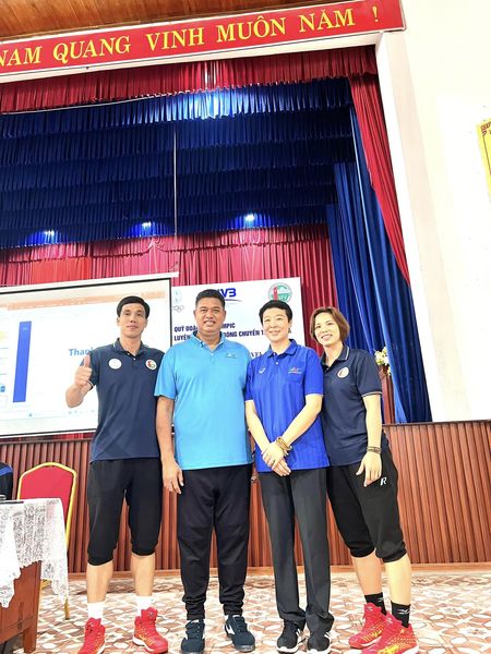 Cặp vợ chồng đặc biệt nhất bóng chuyền Việt Nam: Cùng nhau đoạt chức vô địch, cùng nhau học lớp của huyền thoại thế giới - Ảnh 2.